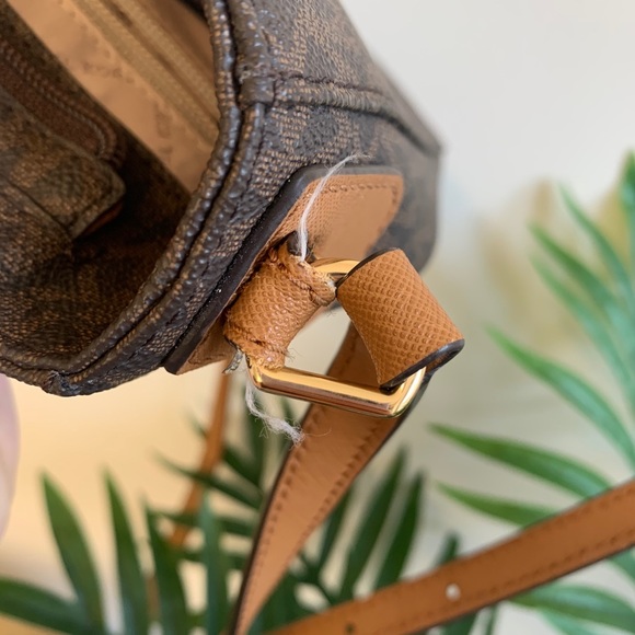 ❌SOLD❌ Michael Kors Cross Body Purse - Picture 9 of 16